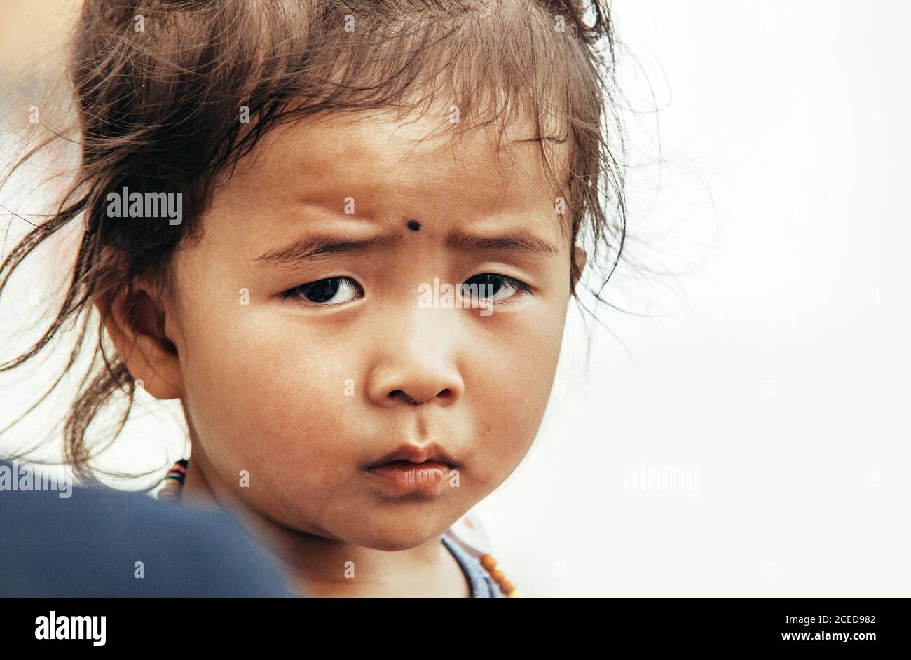 Kloster Thiksay im Dorf Thiksey, Indien – 20. August 2016: Niedliches tibetisches Mädchen-Portrait im Dorf Thiksey, Indien Stockfoto