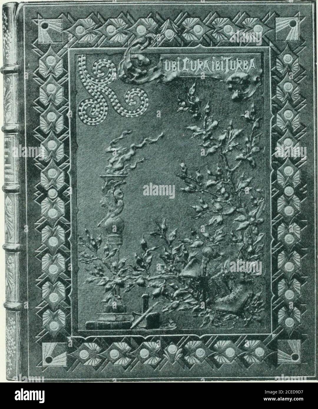 . La librairie, l'édition musicale, la Presse, la reliure, l'affiche à l'Exposition universelle de 1900. Recueil précédé d'une notice historique par Lucien Layus. llEMUniî MOSALOOUliU liXECUTEU AU JEU Dlî FILLETS MANUEL HISTORIQUE et BIBLIOGRAPHIQUEDE LAMATEUR DE RELIURES. ZUSAMMENSETZUNG ICXÉCUTÉE SI LI CUIH CISELE ET MOUEL.LI I. MAINAVI-,C LIOLINULLE EK MOSAÏQUE A FHOID RENDUE AU JEU DE EH.ETS IMP. Lahurc. Armand GUERIKET, Libraire Éditeur des Musées Xationau:^im. Faul) i&gt;urg Saint-Martin. PARIS. OUVRAGES DOCUMENTAIRES 40 OOO PHOTOTYPES et PHOTOGRAPHIES Pour Architectes, Peintres, Sculpteur Stockfoto