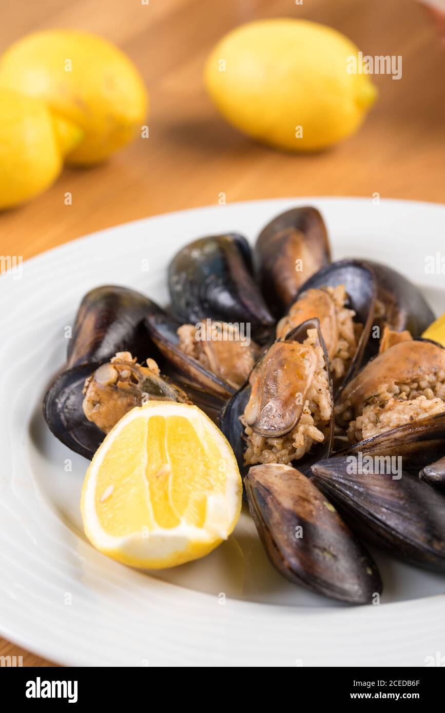 Türkische köstliche Reis gefüllte Muscheln mit Zitrone serviert. Türkische Midye Dolma. Stockfoto