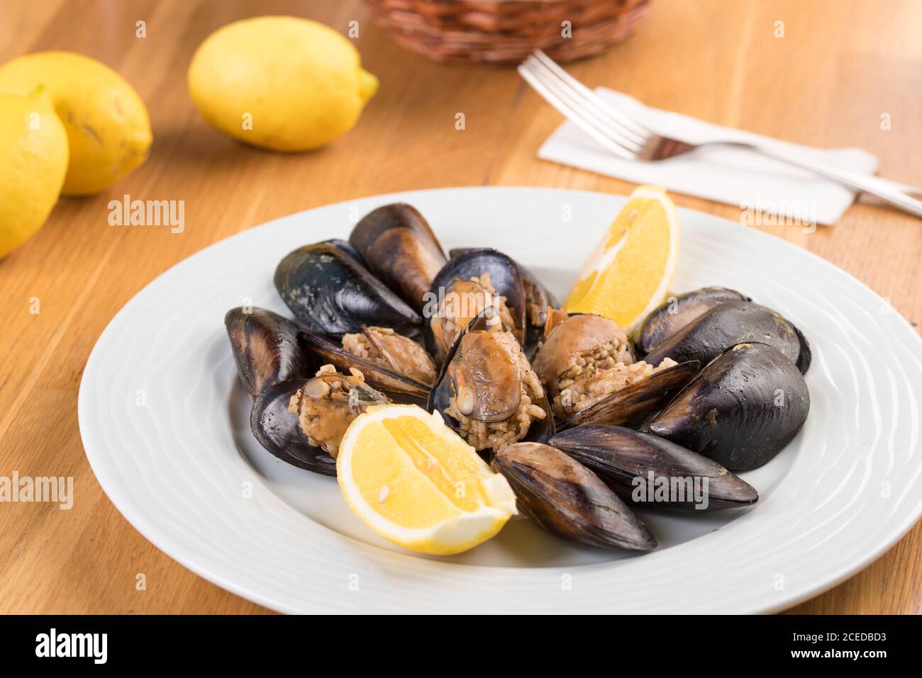 Türkische köstliche Reis gefüllte Muscheln mit Zitrone serviert. Türkische Midye Dolma. Stockfoto