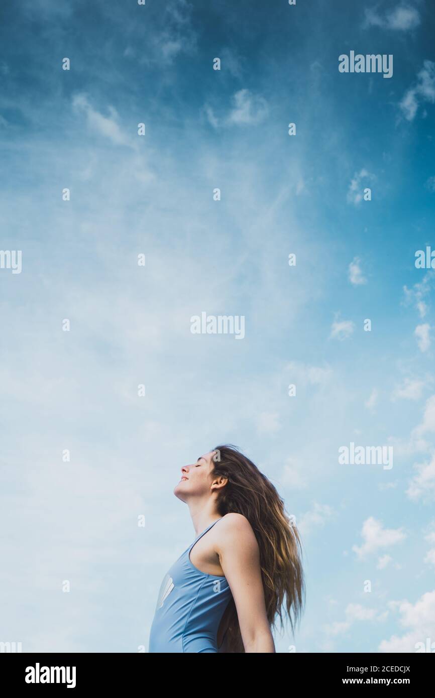 Fröhliche Frau in blauem Badeanzug Stockfoto