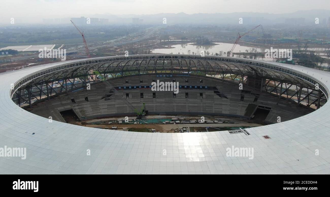 Eine Luftaufnahme des Stadions mit 40,000 Kapazität, das das Hauptstadion für die kommende Sommer-Universiade 2021 sein wird, im Bau, Chengdu-Stadt, südwestlich der chinesischen Provinz Sichuan, 21. August 2020. Stockfoto