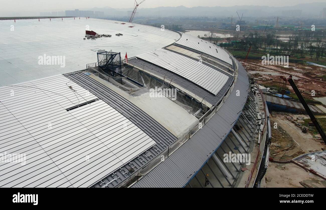 Eine Luftaufnahme des Stadions mit 40,000 Kapazität, das das Hauptstadion für die kommende Sommer-Universiade 2021 sein wird, im Bau, Chengdu-Stadt, südwestlich der chinesischen Provinz Sichuan, 21. August 2020. Stockfoto