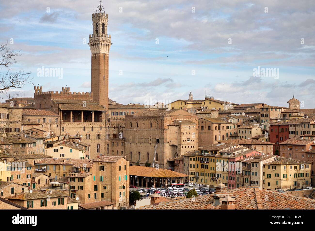 Siena, Toskana, Italien, 07. märz 2019: Panoramablick auf die Stadt und den Mangia-Turm Stockfoto