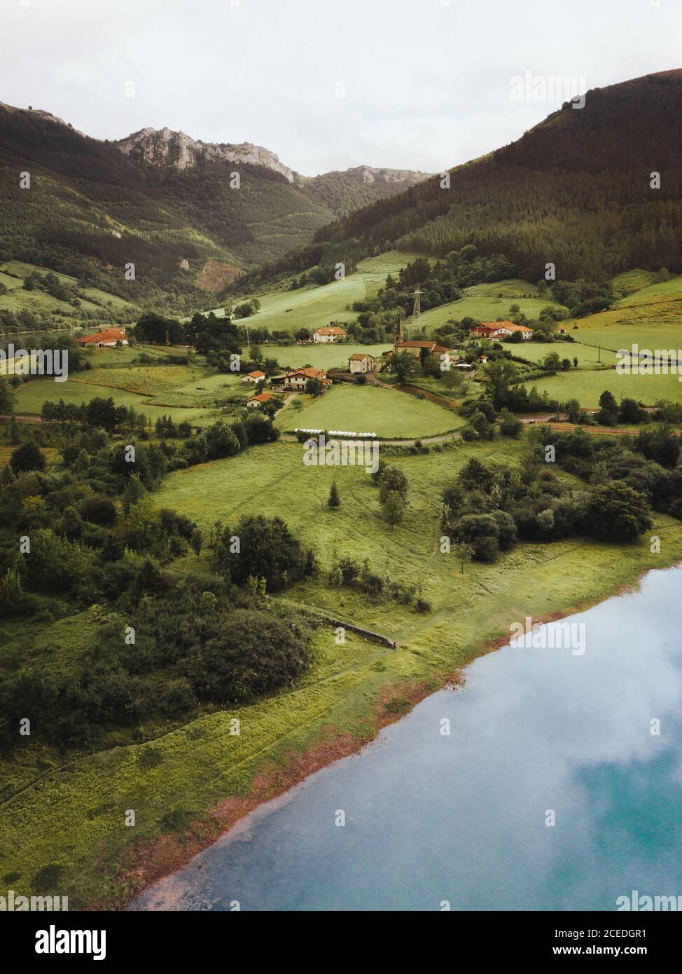 See und kleine Siedlung Stockfoto