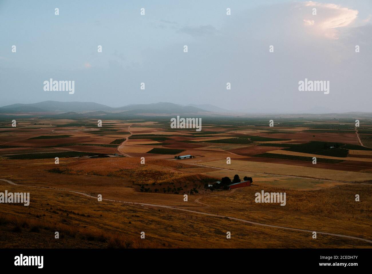 Malerische Drohnenansicht von wunderschönen landwirtschaftlichen Feldern in der Landschaft bei Toledo, Spanien Stockfoto