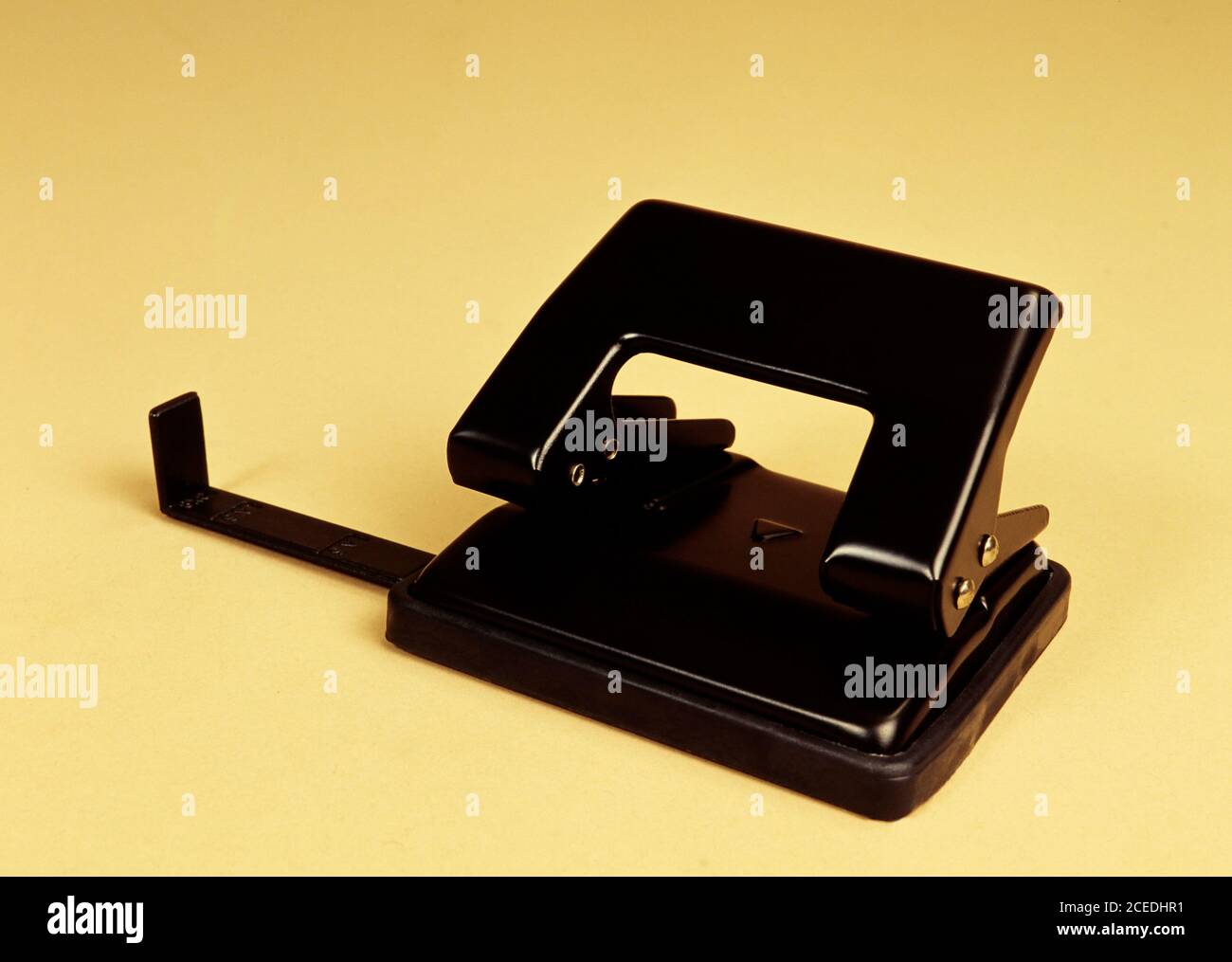 Perforator für Schulen, Behörden und Büros. Zweilochig. Stockfoto