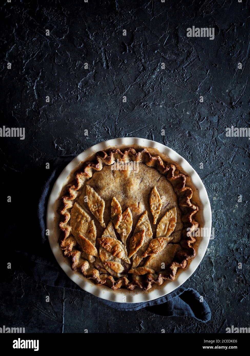 Von oben appetitlich frischer Kuchen in Backform auf dunkel Rauer Hintergrund Stockfoto