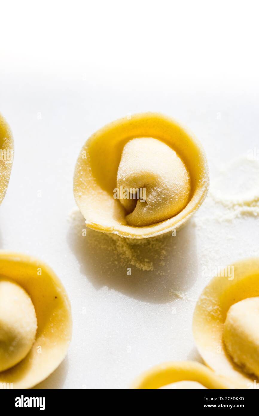 Nahaufnahme von rohem tortellini Stockfoto