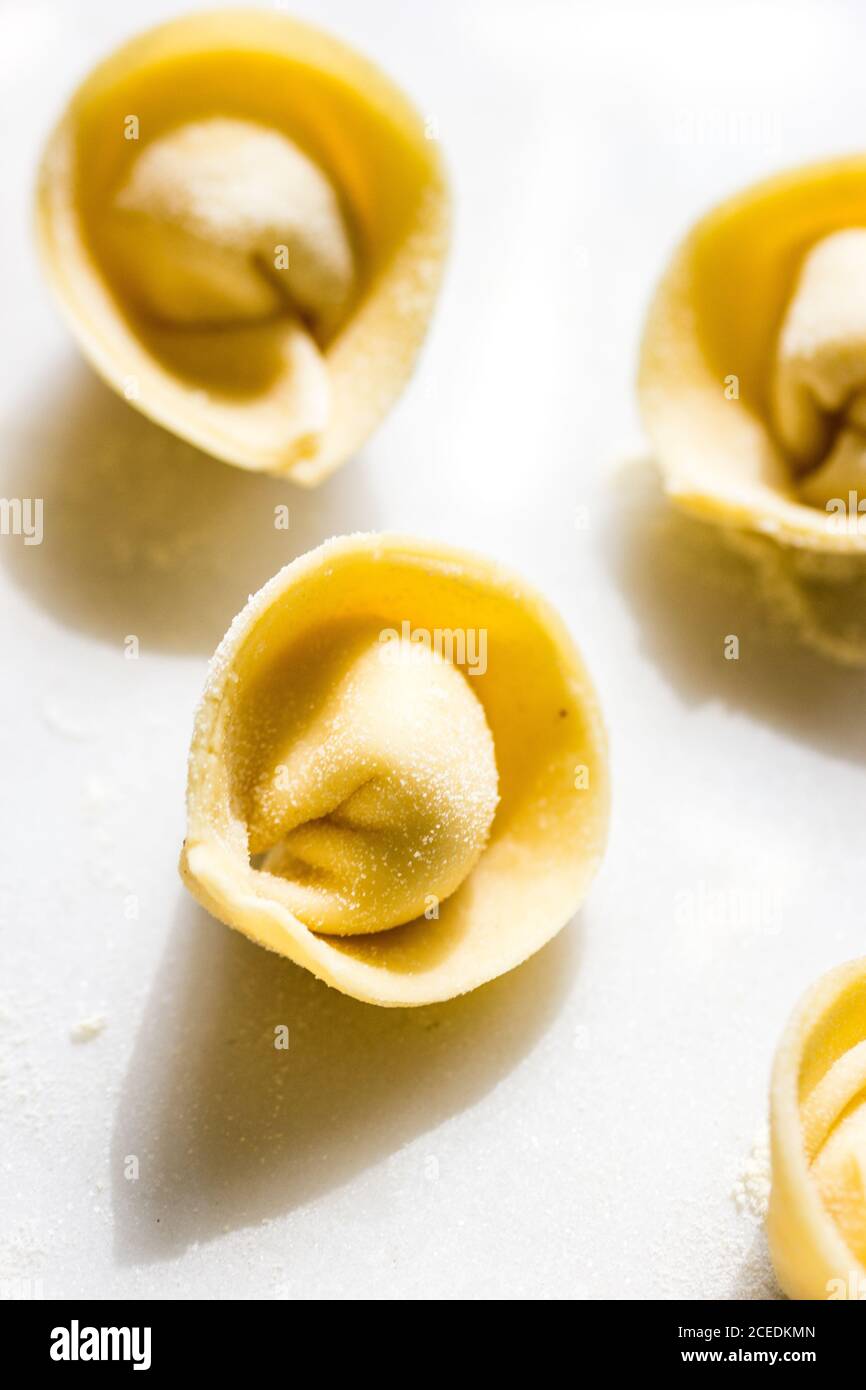 Nahaufnahme von rohem tortellini Stockfoto