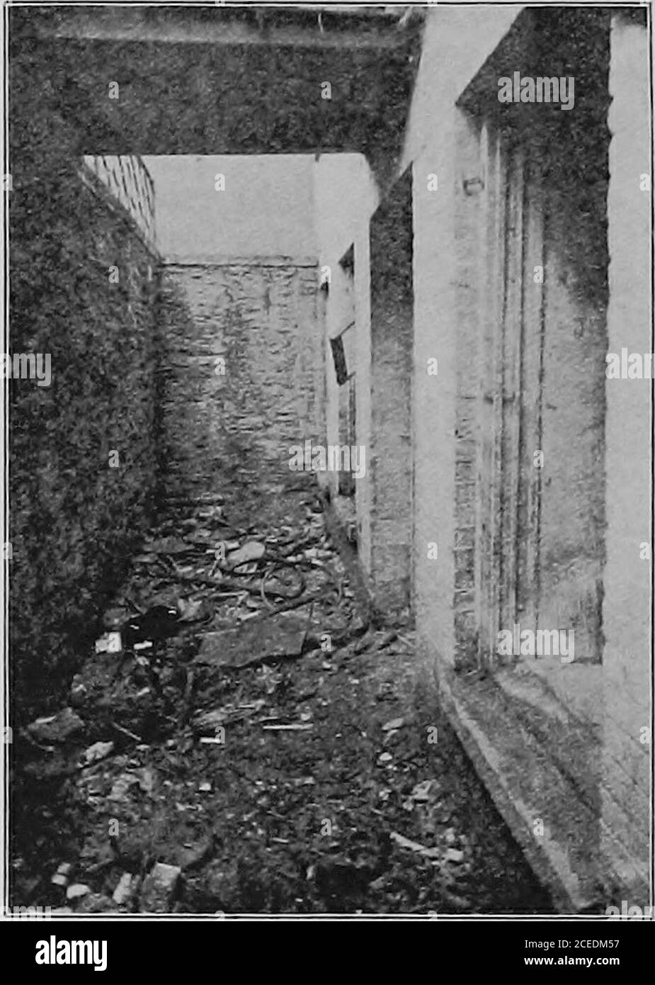 . Stadt und Stadt. Werkzeug zu einem anderen. 12 STADT UND STADT in jenen Tagen wußte natürlich niemand, daß Feuchtigkeit, Dunkelheit und Schmutz nur die drei Bedingungen sind, die für Mikroben am besten und für Männer am schlechtesten sind; die Tatsachen sind heute klar genug. Es ist auch ganz so einfach, dass, wenn eine Stadt sauber, gut gebaut und nicht übervölkert ist, die Bewohner der placemay sterben jedes Jahr an therate von siebzehn für everytausend. Männer wissen dies aus Aufzeichnungen, die gehalten worden; sie sind, da-fore, erschrocken über othercity Aufzeichnungen, die, wenn Menschen leben indamp, dunkle Keller, oder indark, überfüllt, Unreinhäuser, die n Stockfoto