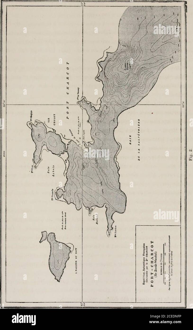 . Expédition antarctique française (1903-1905) : commandée par le dr. Jean Charcot. Age avec une chaînette sou-tenue par des Barriques vides, et je fais disposer tout à Bord pour un amar-rage solide, quoique encore provisoire. Il nétait que temps, car à 4 heures le vent Tour au N.-E. et deuxheures après souffle en tempête avec brume, neige et grésil. Heureuse-ment les glaces qui arrivent les premières sont accompagnées de toutpetits morceaux sans épaisseur, qui, envahissant assez rapidement notreanse, empêche la houle qui aurait pu se former et font tampon contre lesgros glaçons et iceblocs Stockfoto