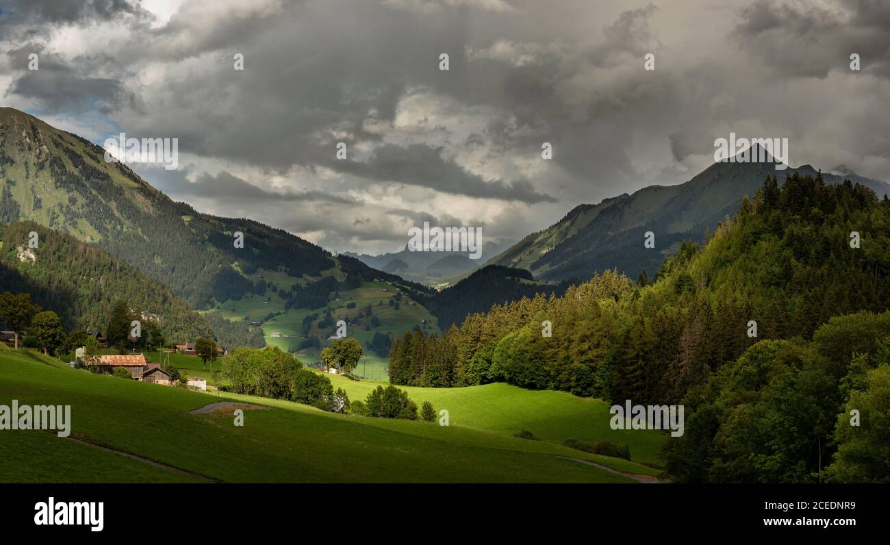 Blick auf die Gruyere Berge von Leysin. Eine Landschaft, Schweiz Stockfoto
