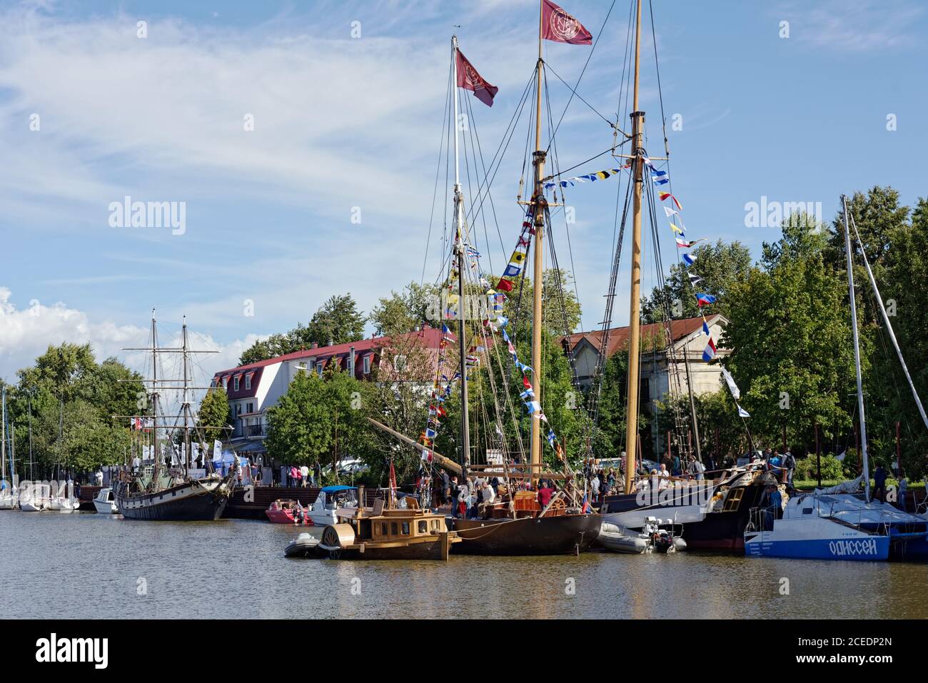 Segelboote an der Küste während des Oranienbaum maritimes Festival, LOMONOSOV, ST. PETERSBURG, RUSSLAND Stockfoto