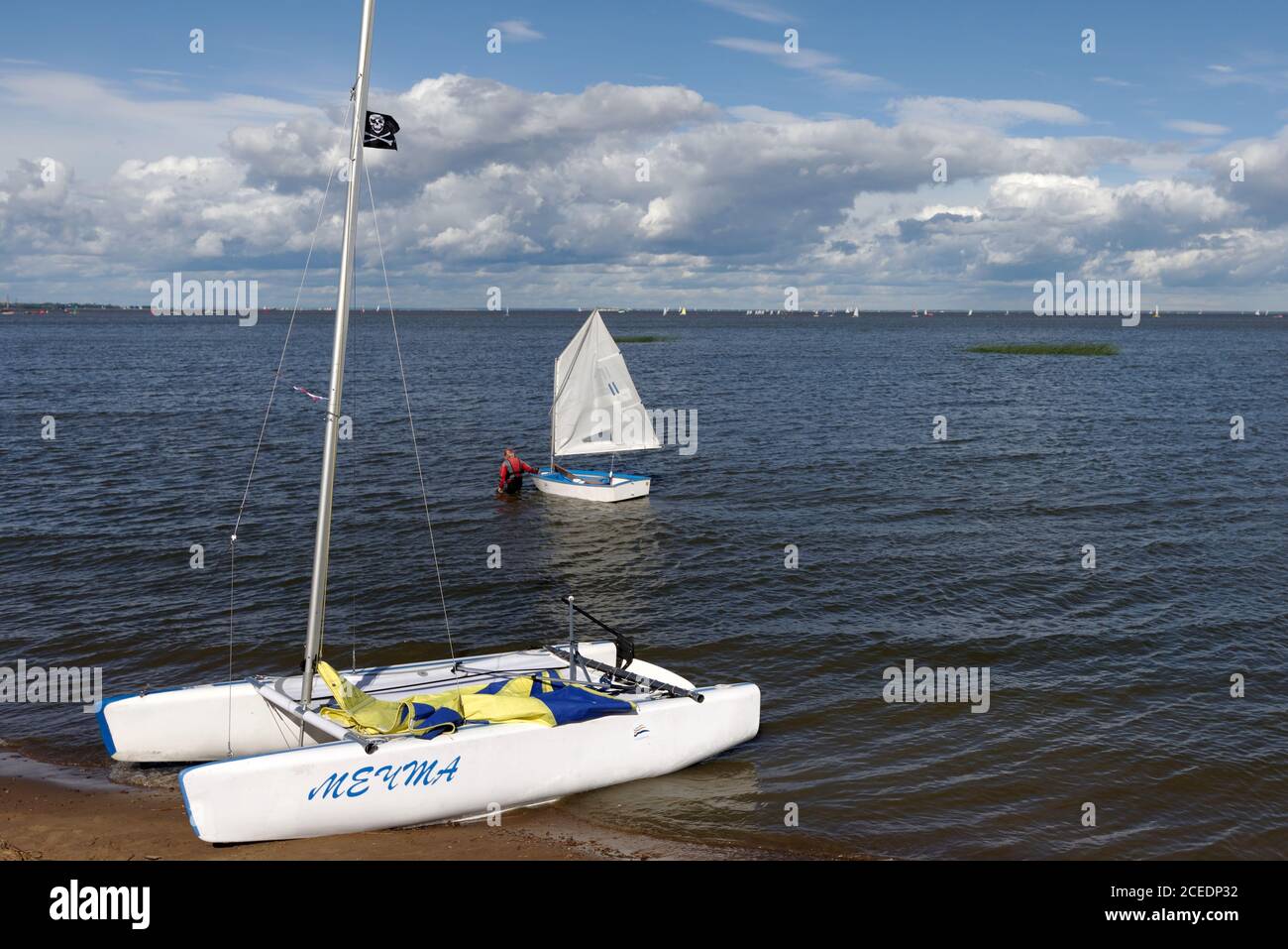 Segelboote an der Küste während des Oranienbaum maritimes Festival, LOMONOSOV, ST. PETERSBURG, RUSSLAND Stockfoto