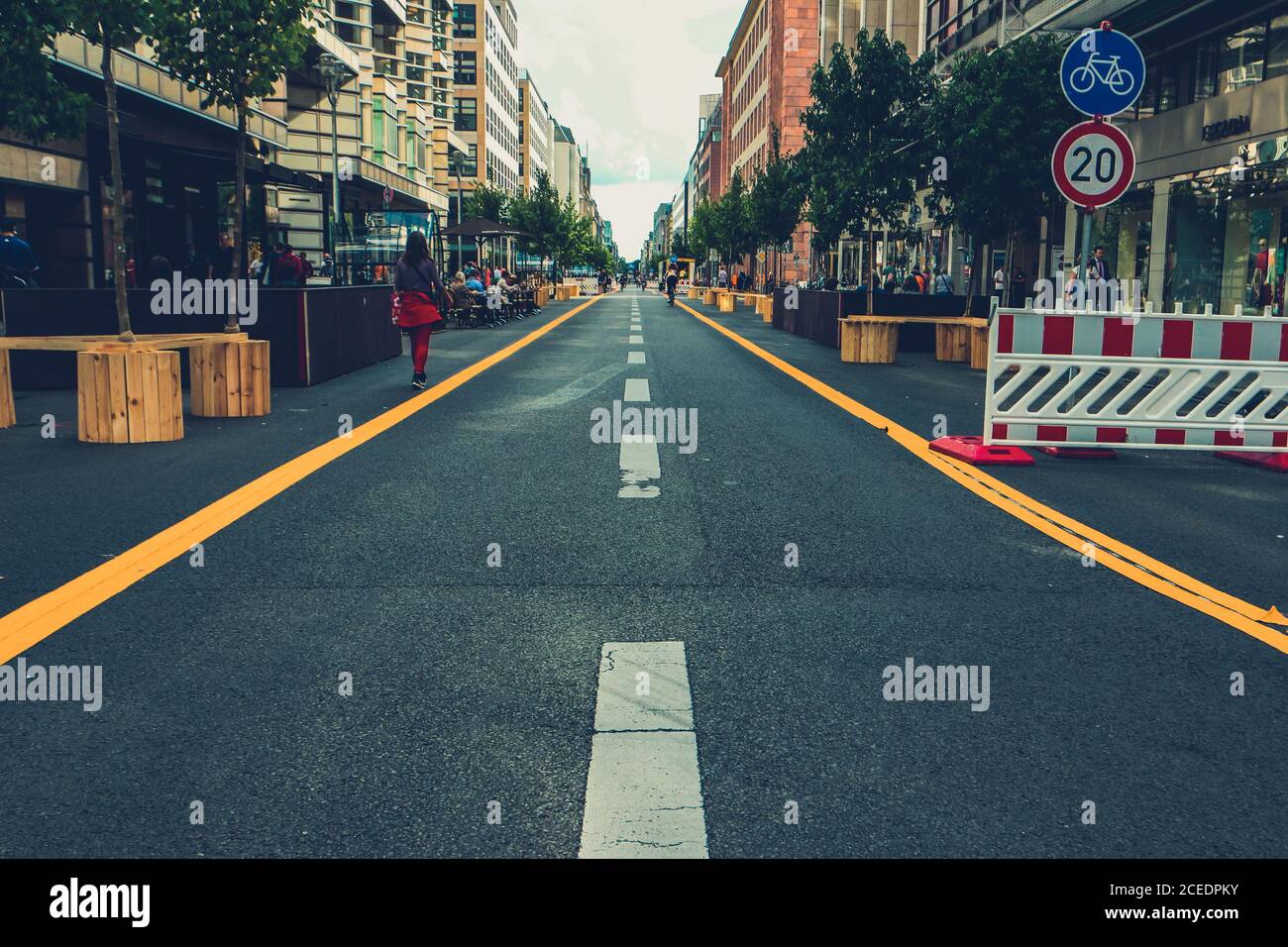 Autofreier Abschnitt der Friedrichstraße, einer Einkaufsstraße in Berlin. Die Straße wurde vorübergehend für den Verkehr gesperrt, um sie zu revitalisieren. Stockfoto