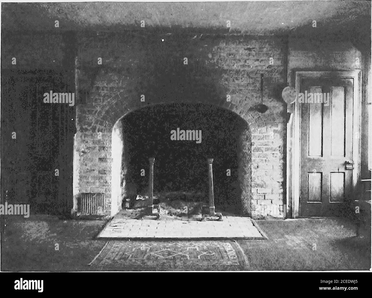 . Koloniale Villen von Maryland und Delaware. E als mit ihrem Mann Mrs. Duvall aus Washington zurückfuhr, eine dunkle Nacht, und fand einen Solitaryhorseman in der Tracht von vor hundert Jahren ruhig sitzen sein Pferd vor der Tür, am Ende der langen Gang von Bäumen. Durch das schwache Licht der Sterne theysaw ihn inspizing sie mit einem Blick, als ob zu sagen, was Sie hier? Und dann verschwand er. Wieder wurde Mrs.Duvall in der Nacht von einer Geisterfrau-Figur geweckt, die eines Nachts ihre kalten Hände um ihre Kehle legte. Es gibt einen Raum über dem Esszimmer, in dem keine Lampe brennt, die Straße Stockfoto