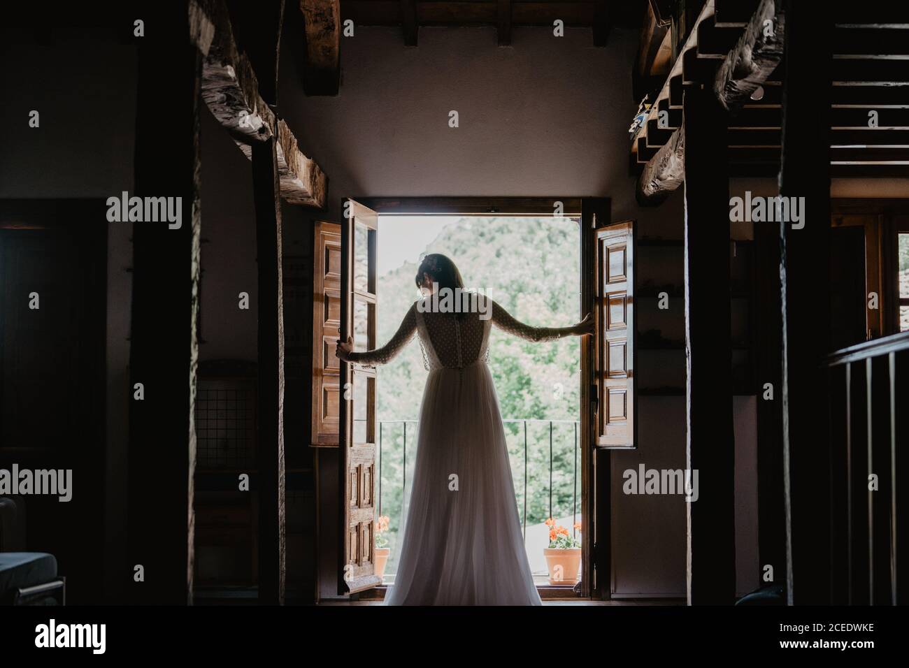 Zwei Frauen helfen Braut mit Hochzeitskleid Stockfoto