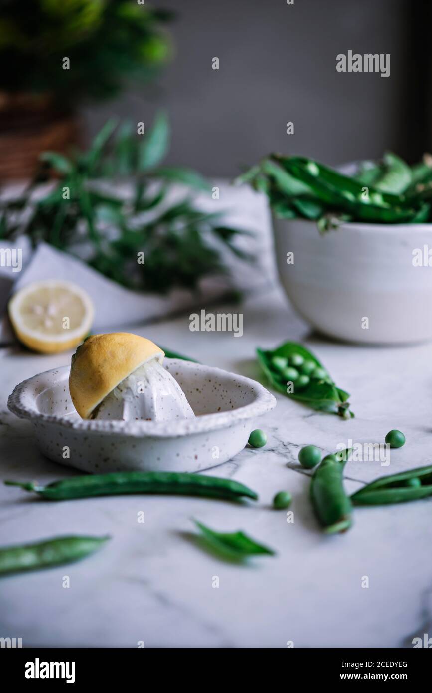 Gläser mit leckeren Erbsen Stockfoto
