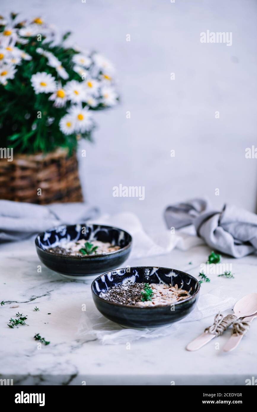 Schüssel mit gesunden Samen und Joghurt Frühstück Stockfoto