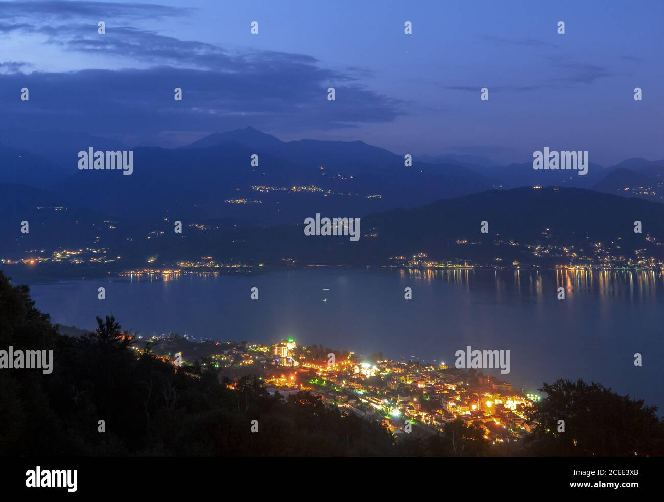 Nachtansicht des Lago Maggiore von Mottarone, Baveno und anderen beleuchteten Dörfern auf den Bergen, leuchten im Dunkeln Stockfoto