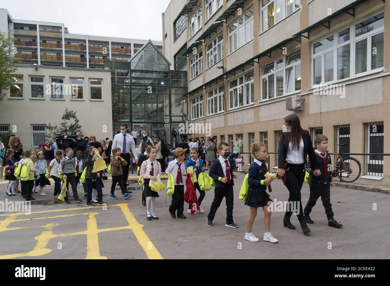 Budapest. September 2020. Die Schüler gehen am ersten Schultag in Budapest, Ungarn, am 1. September 2020 in ihr Klassenzimmer. Quelle: Attila Volgyi/Xinhua/Alamy Live News Stockfoto