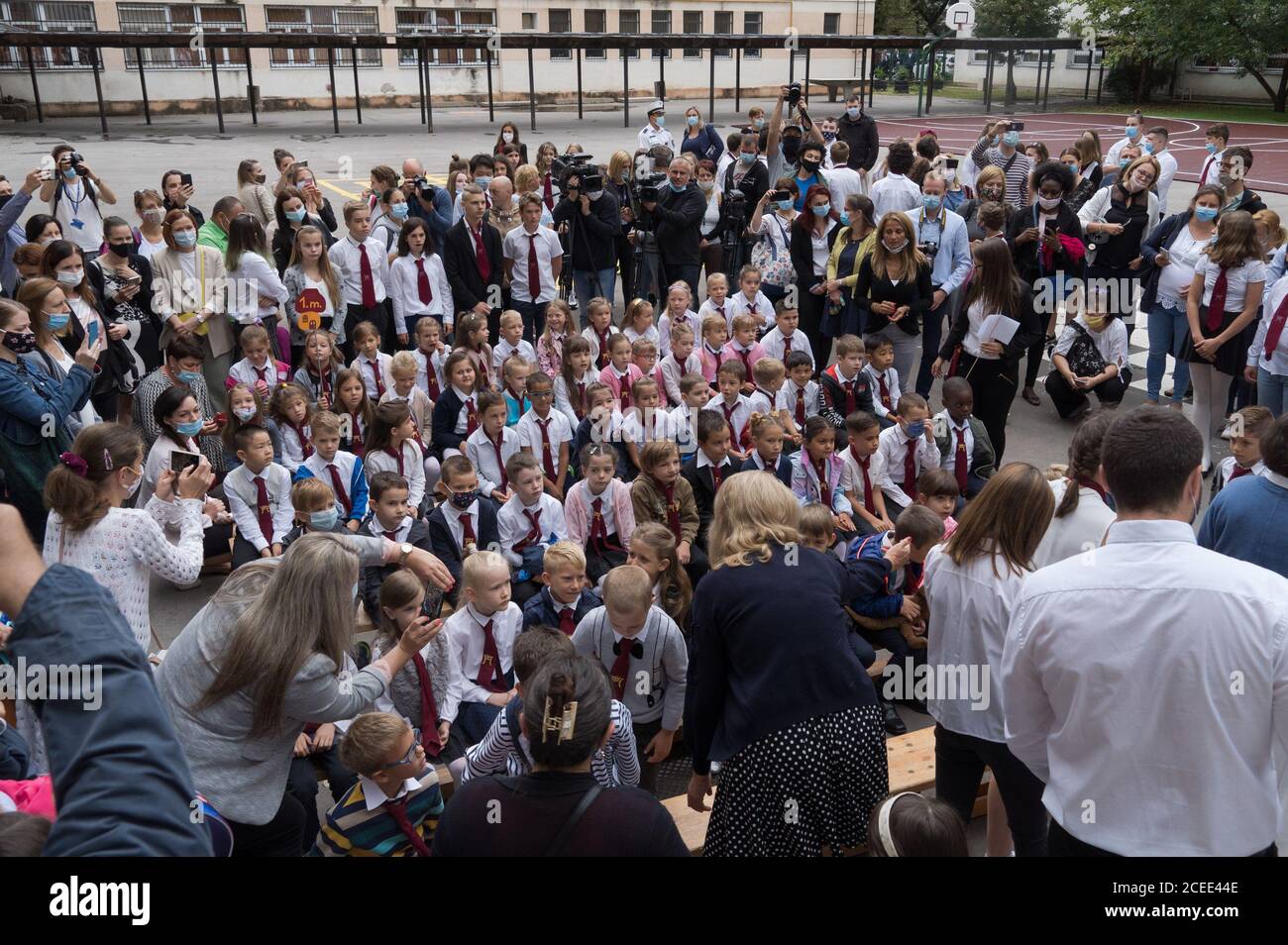 Budapest. September 2020. Am 1. September 2020 nehmen die Schüler an einer Eröffnungszeremonie am ersten Schultag in Budapest, Ungarn, Teil. Quelle: Attila Volgyi/Xinhua/Alamy Live News Stockfoto