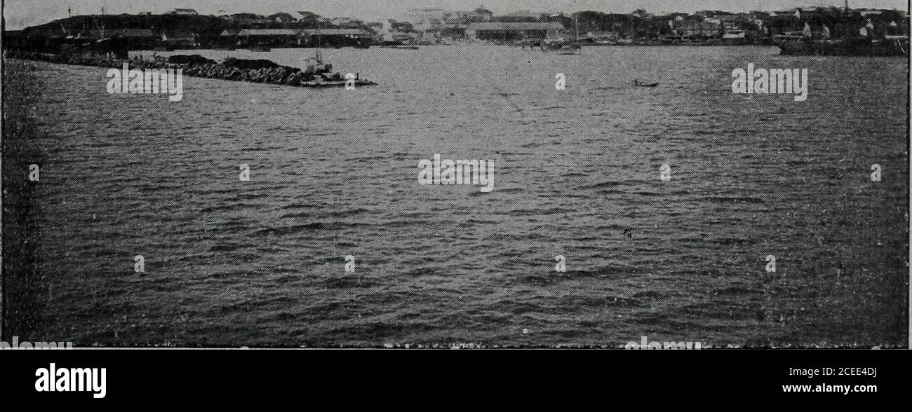 . Les Colonies français. Le Marché de Guet Ndar à Saint-Louis. 133 Les indigènes nés ou domiciliés dans ces communes sont touscitoyens français, ils sont électeurs et éligibles. 2. Des communes mixtes qui ont une municipalité, à la tête delaquelle se trouve un fonctionnaire de ladministration ; telles sontles grandes escales de Thies, Tivaouane, Louga. Les indigènes de ces Centers ne possèdent pas les droits électo-raux. IL Les Pays de protectorat, où des Chefs indigènes nommés etrénéés par le gouvernement français, exercent leur autorité sousle contrôle étroit de ladministration. „Les habi“ Stockfoto