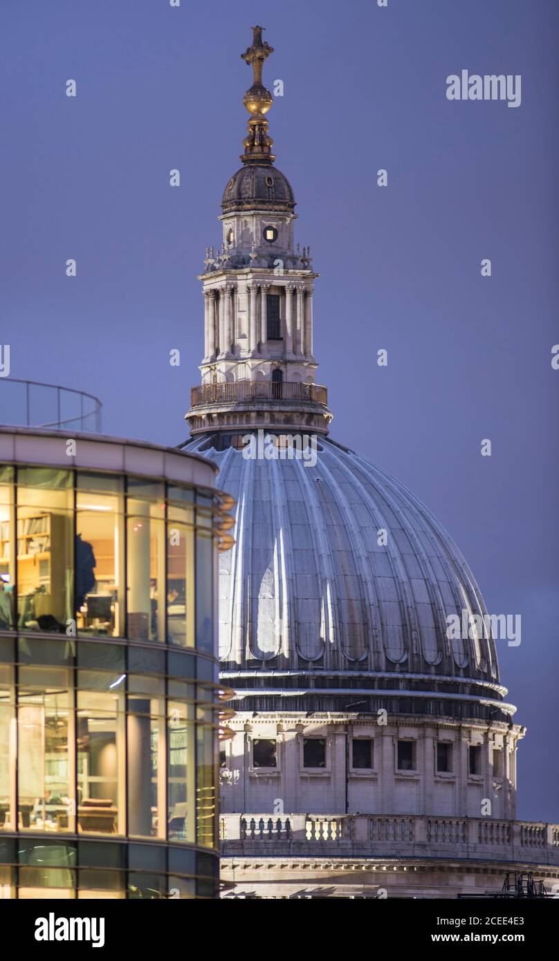 Erhöhte und leicht verdunkelte Ansicht der Nordseite der Kuppel, mit Foster + Partners One London Wall beleuchtet von innen. St. Paul's Cathedral, Lond Stockfoto