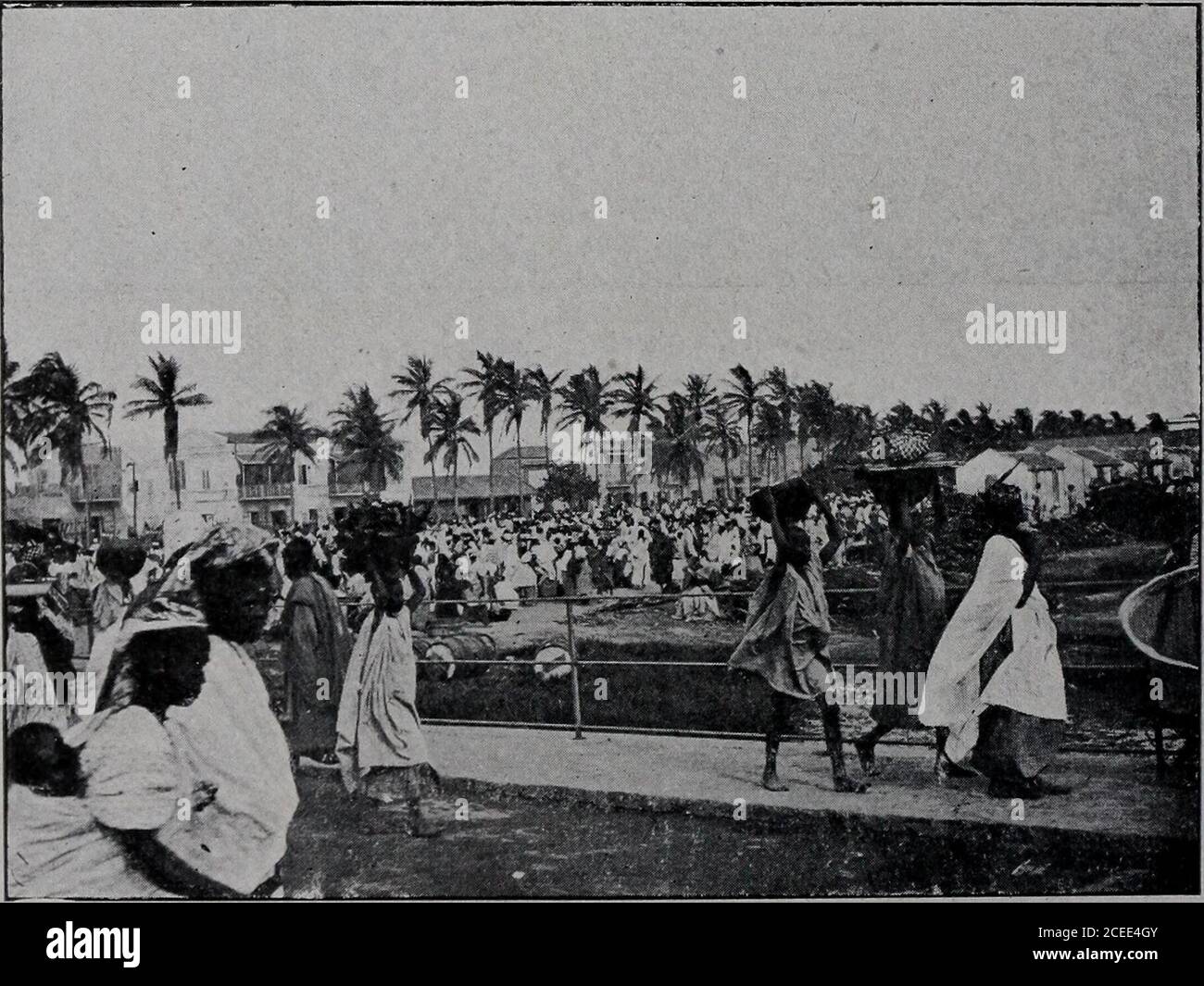 . Les Colonies français. Pont de Guet Ndar à Saint-Louis.. Le Marché de Guet Ndar à Saint-Louis. 133 Les indigènes nés ou domiciliés dans ces communes sont touscitoyens français, ils sont électeurs et éligibles. 2. Des communes mixtes qui ont une municipalité, à la tête delaquelle se trouve un fonctionnaire de ladministration ; telles sontles grandes escales de Thies, Tivaouane, Louga. Les indigènes de ces Centers ne possèdent pas les droits électo-raux. IL Les Pays de protectorat, où des Chefs indigènes nommés etrénignés par le gouvernement français, exercent leur autorité sousle contrôle é Stockfoto