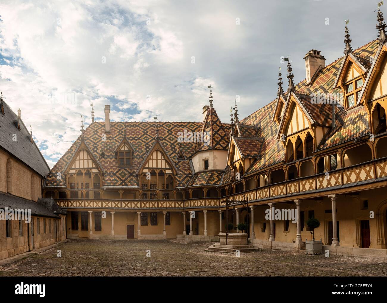 Innenhof des Hospices de Beaune, bemerkenswertes mittelalterliches Gebäude, Frankreich Stockfoto