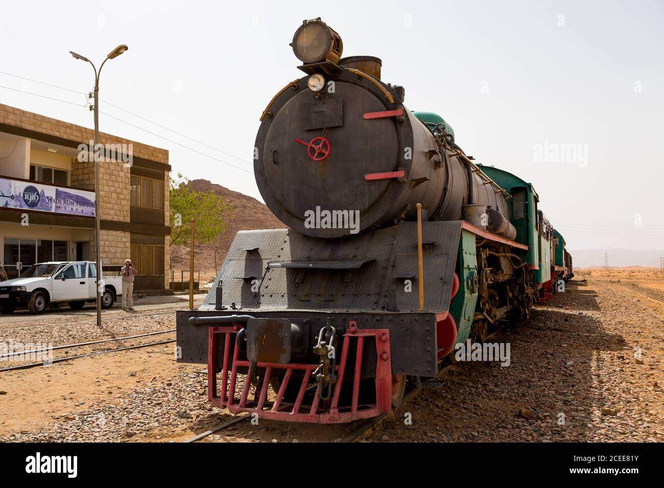 Hejaz-Bahn. Ein Alter Türkischer Dampfzug, Der Im Film Lawrence Von Arabien Verwendet Wird, Sitzt In Der Saudischen Wüste Wadi Rum, Jordanien Stockfoto