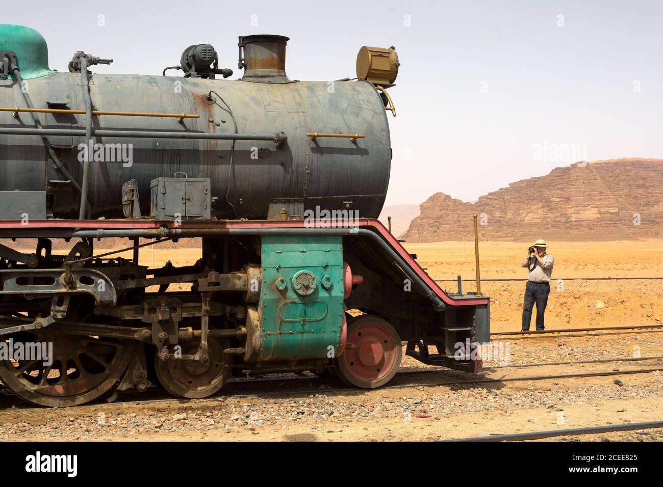 Eine alte türkische Dampfzug verwendet im Film Lawrence von Arabien sitzt In der Saudi-Wüste von Wadi Rum, Jordanien Stockfoto