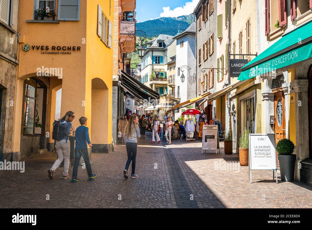Sion Schweiz , 3 Juli 2020 : Menschen in der Fussgängerzone Rhone Einkaufsstraße während sonnigen Sommertages in der Altstadt von Sion Wallis Schweiz Stockfoto