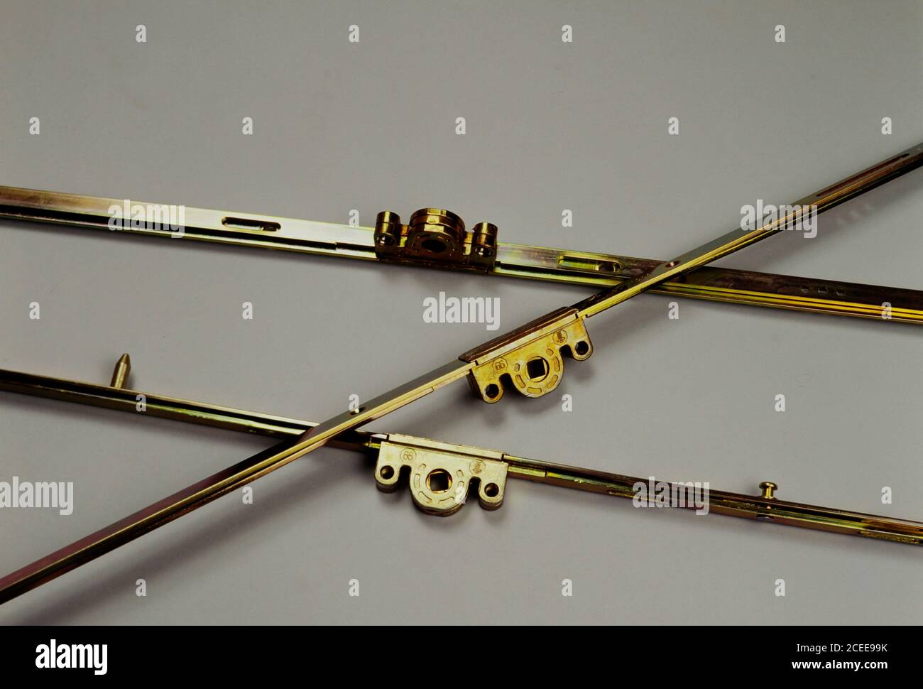 Scharnier, bruchsicheres Schloss und Türzubehör aus Stahl. Dekoratives Türverriegelungssystem aus Stahl. Stockfoto