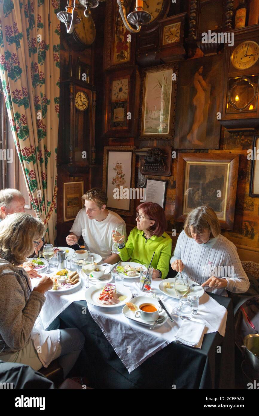 Edinburgh Pub; Leute sitzen essen und trinken im Canny Mans, einem Pub und Restaurant mit ungewöhnlicher Inneneinrichtung, Edinburgh, Schottland UK Stockfoto