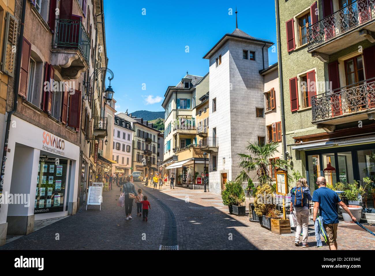 Sion Schweiz , 3 Juli 2020 : Menschen in der Fußgängerzone Rhone Shopping Street view in Sion Altstadt Wallis Schweiz Stockfoto