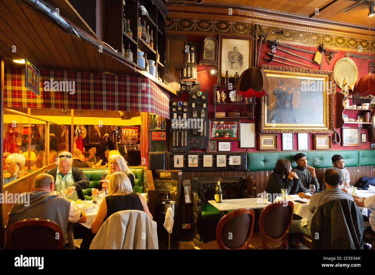 Edinburgh Pub; Leute sitzen essen und trinken im Canny Mans, einem Pub und Restaurant mit ungewöhnlicher Inneneinrichtung, Edinburgh, Schottland UK Stockfoto