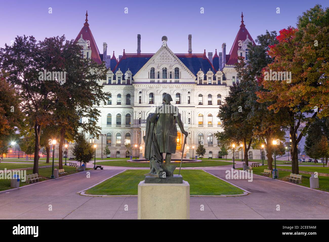 Albany, New York, USA, an der New York State Capitol in der Dämmerung. Stockfoto