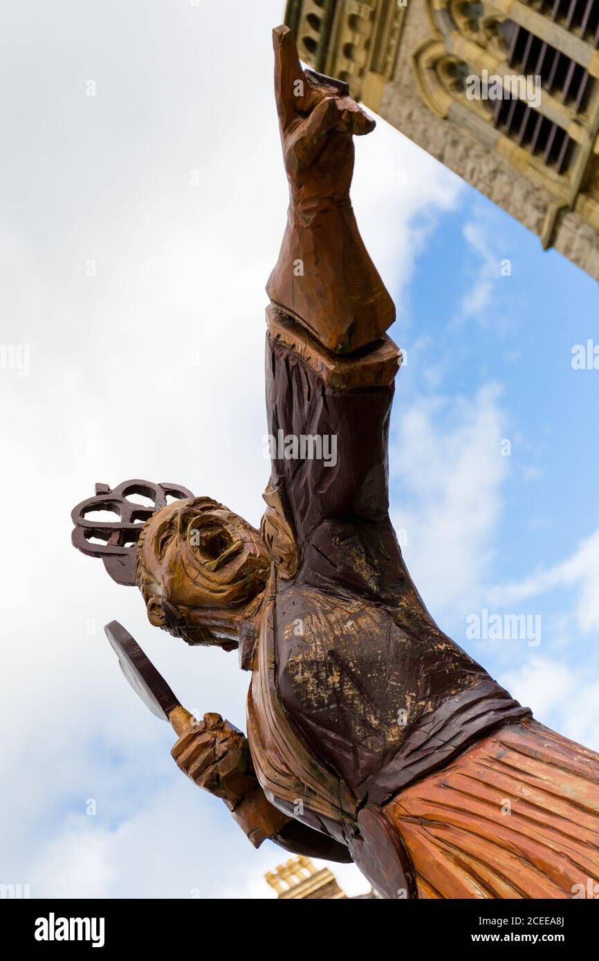 Königin der Herzen - geschnitzte Holzstatue von Alice im Wunderland Zeichen in Llandudno, Nordwales. Holzstich.Charles Lutwidge Dodgson, Lewis Carr Stockfoto
