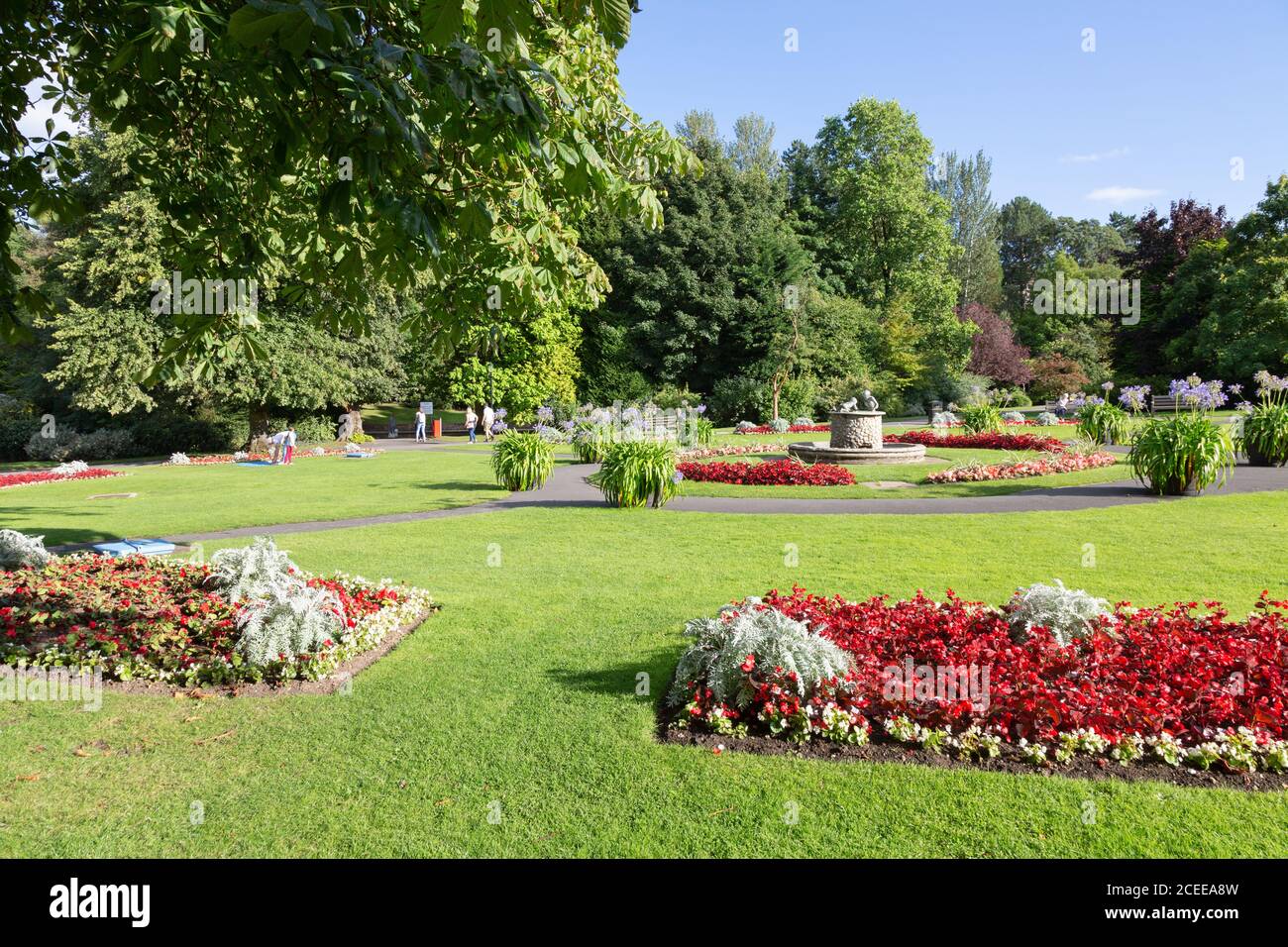 Valley Gardens Harrogate Yorkshire UK - Menschen zu Fuß zwischen den bunten Blumen im Sommer; Harrogate Yorkshire England Stockfoto