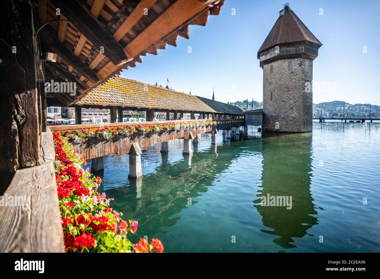 Luzern Schweiz , 30. Juni 2020 : Kapellbrücke mit Blumenblick und blauem Himmel in Luzern Schweiz Stockfoto