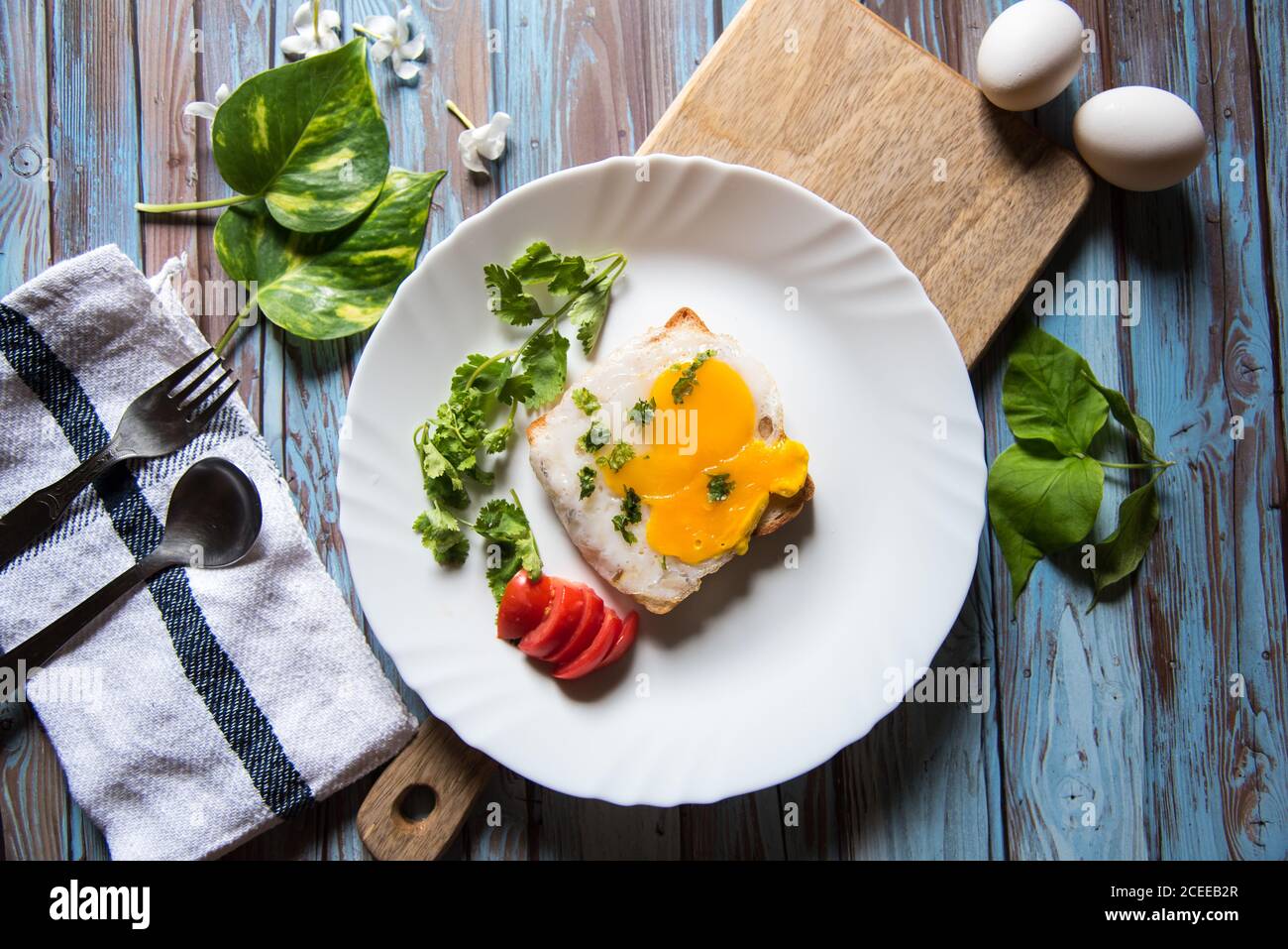 Blick von oben auf pochiertes Ei und Brot. Stockfoto