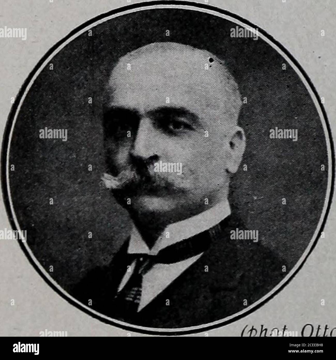 . Les Colonies français. Herr GEORGES SCHWOB Membre du Conseil Supérieur des Colonies,Président du Groupe XVIII. F^not. UltO) – 28 COMITES DADMISSION & DinSTALLATIOn Bureau du Groupe XVIII. Präsident: M. G. Schwob, membre du Conseil supérieur des Colonies; conseillerdu Commerce extérieur de la France; adjoint au Commissaire généraldu Gouvernement général de Lindo-Chine à lExposition de 1900 ;à Louis-dégué de Colonies 1904. Vizepräsident : M, Louis Ochs, Conseiller duCommerce extérieur de la France;Négociant en diamants. M. Eugène Buhan, membre duJury aux Expositions de Stockfoto