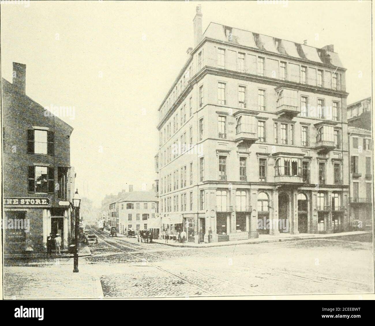 . New Boston; eine Chronik des Fortschritts bei der Entwicklung einer größeren und feineren Stadt - unter der Schirmherrschaft der Boston-1915 Bewegung. Agnificence dieser schönen Residenzen vor theCommon auf dem Süden. Aber weit fremder ALTEN UND MODERNEN BOSTON 171 Veränderungen wurden in weniger als fünf und zwanzig Jahren in Milch undPearl Straßen gebracht. In der Rede von Tremont Street als des-tined völlig neue Merkmale inthe Fortschritt der Ereignisse anzunehmen, wenn es könnte von der Unterseite der Common toCastle Street erweitert werden, bevor die Eigenschaften auf beiden Seiten zu wertvoll für den Erfolg eines solchen Operati werden Stockfoto