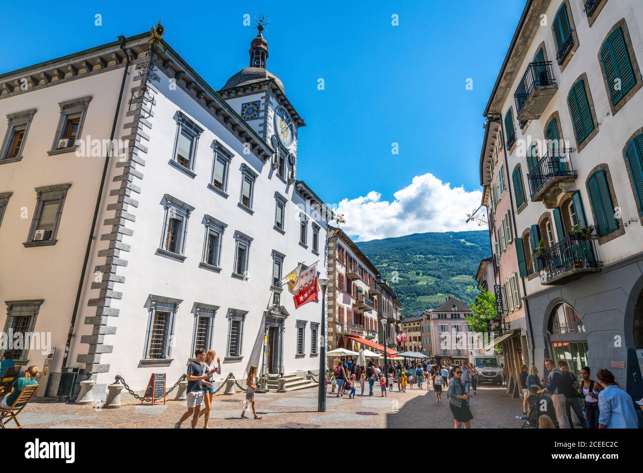 Sion Schweiz , 3. Juli 2020 : Fußgängerzone Grand-Pont Straße und Sion Rathaus Gebäude mit Uhrturm und Menschen in Sion Altstadt Wallis Schweiz Stockfoto