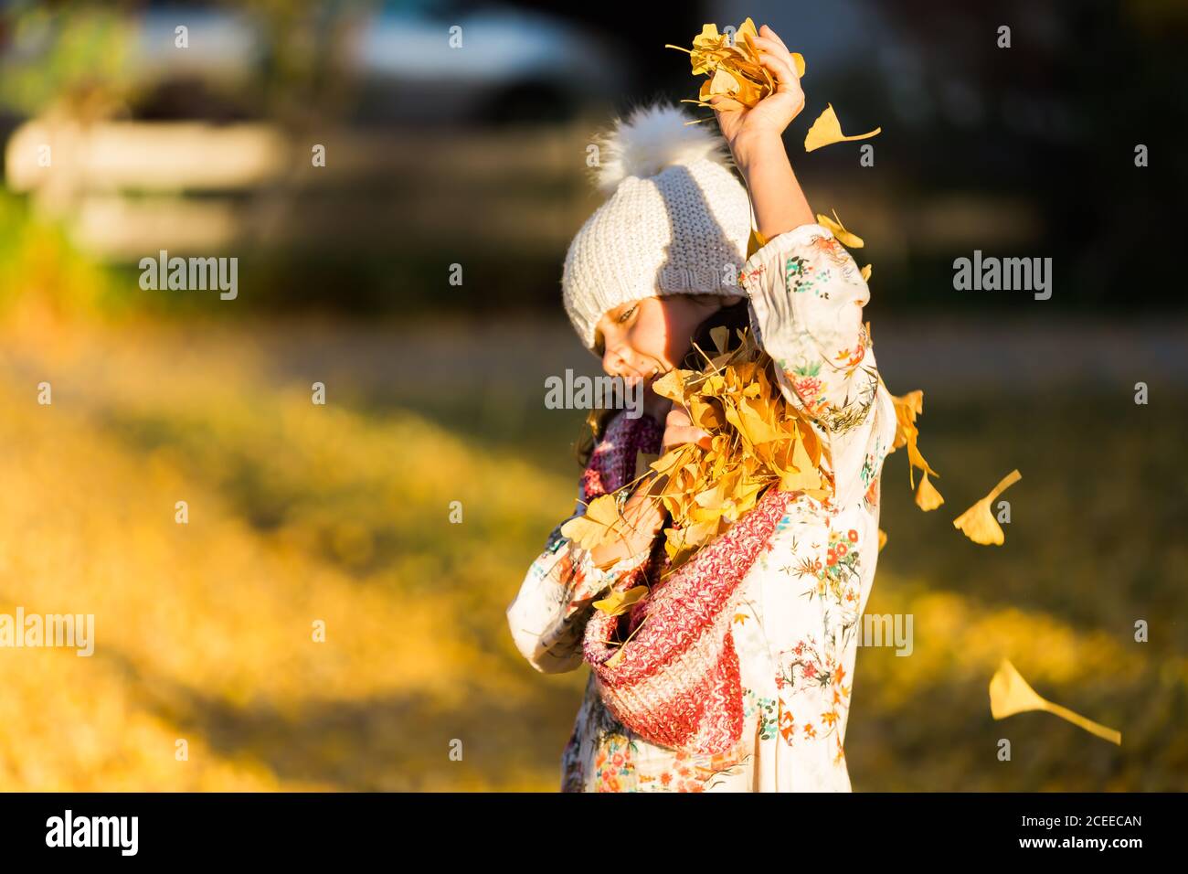 Glückliches Mädchen mit gelben Blättern Stockfoto