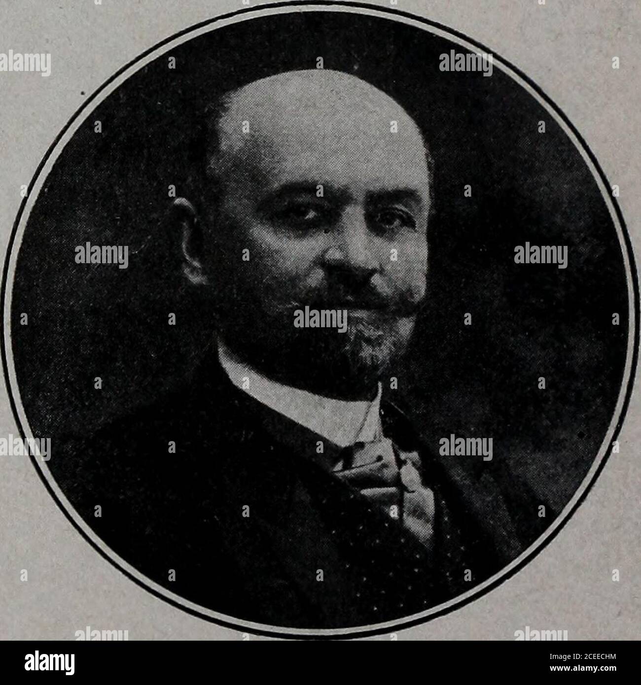 . Les Colonies français. Ortance que cette Manifestation atteint à lExpo-sition de Liège. CEST grâce à linterven-tion de M. le SélateurSaint-Germain et à lem-pressement quil a rencon-tré auprès dem. GastonDoumergue, alors Ministredes Colonies, que la FranceColoniale doit dêtre aussilargement représentée. Le côté un peu spécial de lorganisation de cette section a fait que, sous le contrôle du Commissaire général du Gouvernement français, le Commissaire des Colonies françaises et Pays de Protectorat a dû former un groupe ayant une cereinige autonomie et permettant de comprendre les Expositions t Stockfoto