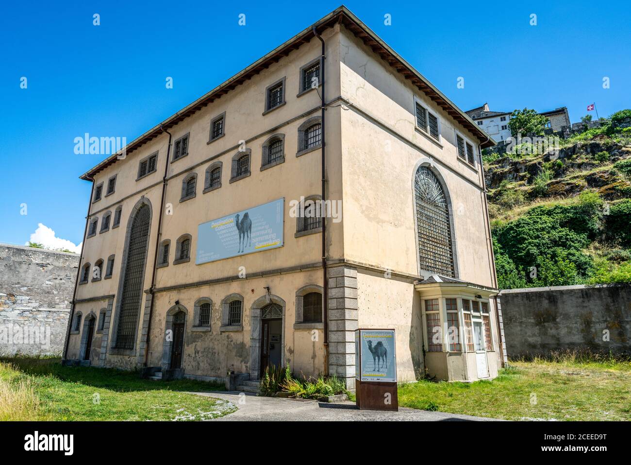 Sion Schweiz , 3. Juli 2020 : Außenansicht des Museumsgebäudes Le Penitencier ein ehemaliges Zuchthaus, das in ein Ausstellungszentrum in Sion VA umgewandelt wurde Stockfoto