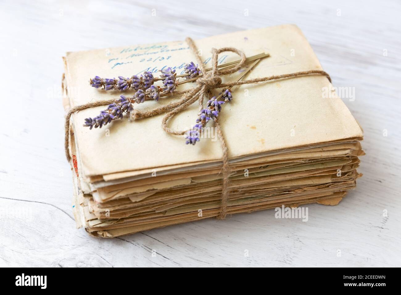 Vintage Hintergrund mit alten Buchstaben, Papier und Fotos. Retro-Briefe und Umschläge. Stockfoto